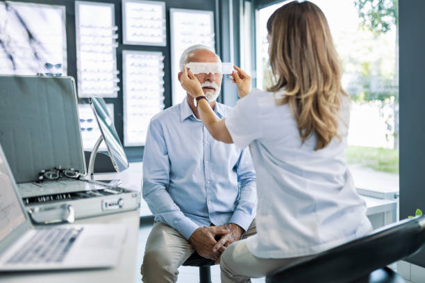 doktorka u ordinaciji vrši pregled očiju pacijenta
