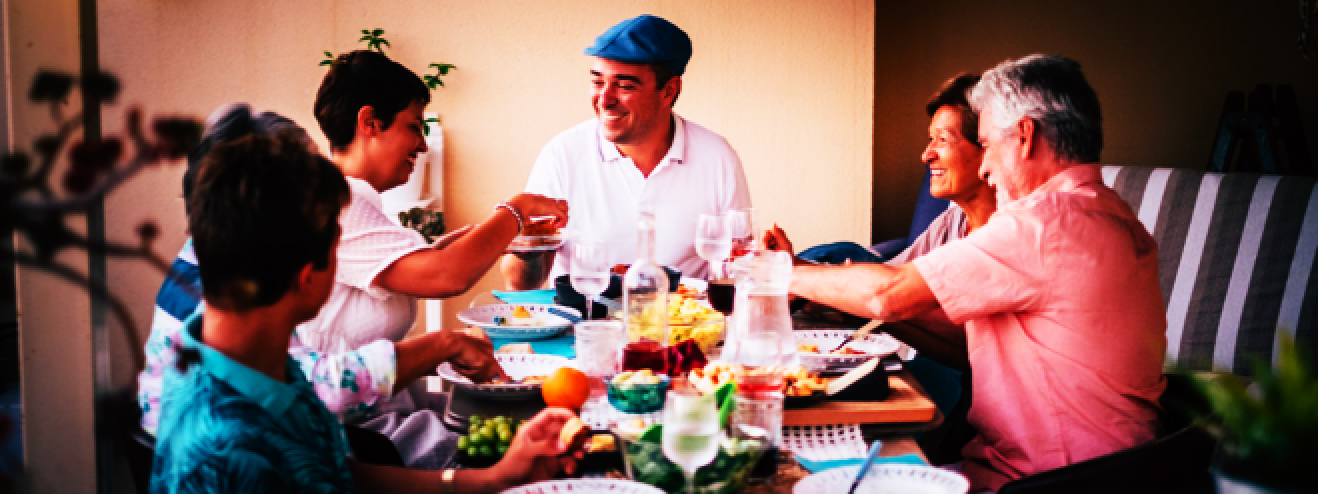 fotografija ljudi koji ručaju